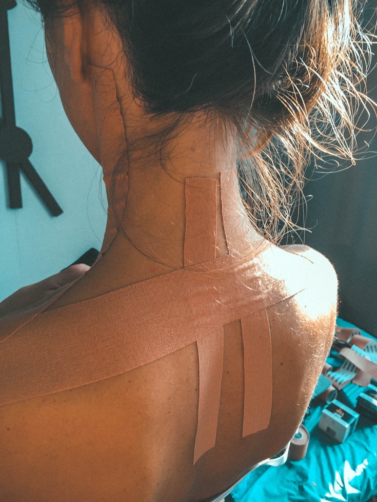 K-Taping in der Schwangerschaft und im Wochenbett: Sanfte Unterstützung für deinen Körper